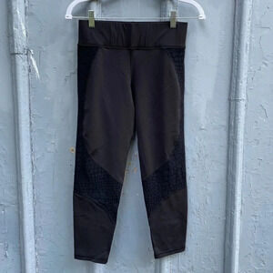 Michi Crop  Black Reptile Texture Leggings, Medium